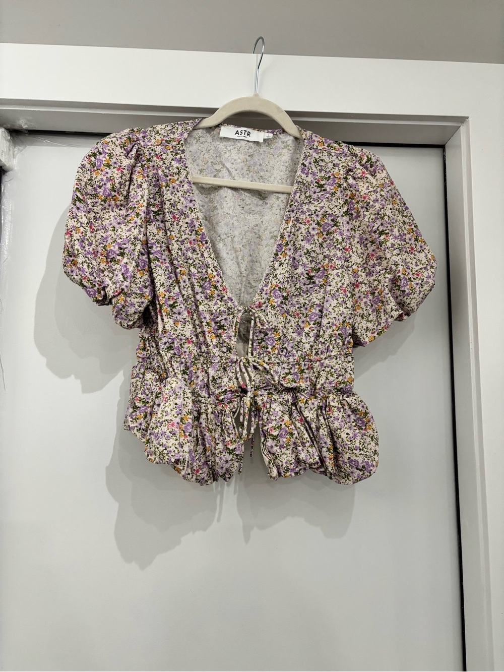 ASTR The Label Floral Tie Front Peplum Blouse Size Large Puff Sleeve Romantic